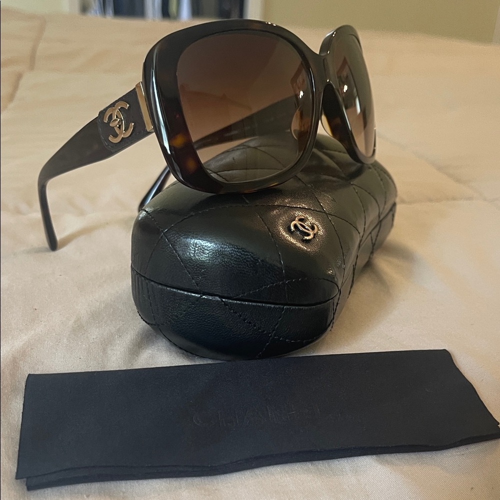 Authentic CHANEL CC Black and Brown Tortoiseshell Sunglasses with Case and Cloth